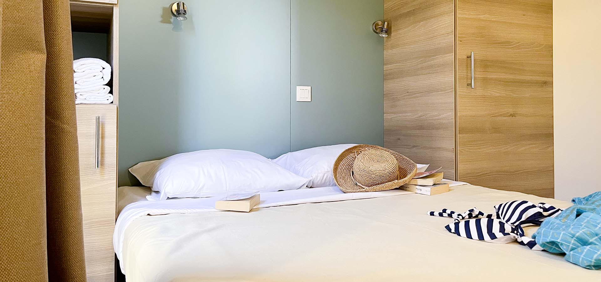Camping Porto Vecchio bungalow corte chambre principale